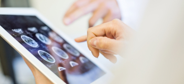 Två personer tittar på en iPad